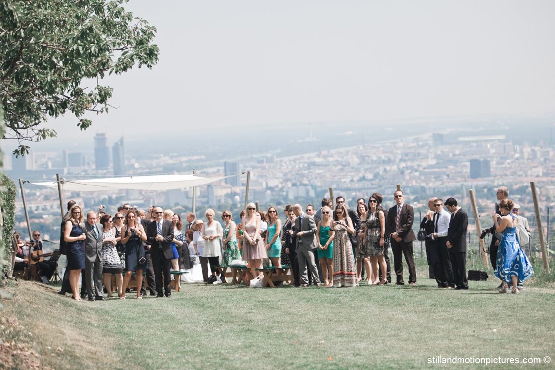 Hochzeitslocation: Trauung im Freien über den Dächern Wiens.
Foto © stillandmotionpictures.com - Weingut Wien Cobenzl