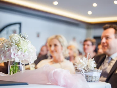 Hochzeitslocation: Dekoration Standesbeamtentisch - Hotel Sonnenburg