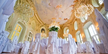 Winterhochzeit - Art der Location: Schloss - Ovaler Saal im Conference Center Laxenburg.
Foto © greenlemon.at - Conference Center Laxenburg