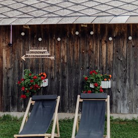 Hochzeitslocation: Entspannt während der Hochzeit bei einem kühlen Blonden in der Gartenoase des Herkhof. - Herkhof