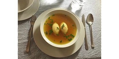Winterhochzeit - Tirol - Grießnockerlsuppe, auch die ist natürlich selber gemacht.. - Herzebner Alm