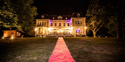 Winterhochzeit - Art der Location: Schloss - Hochzeitslocation Eventschloss Schönfeld - Blick auf die Südseite bei Nacht - Eventschloss Schönfeld