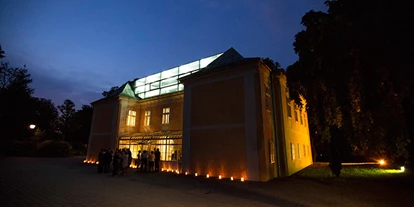 Winterhochzeit - Neumarkt im Mühlkreis - Das Bergschlößl Linz bei Nacht.
Foto (c) sandragehmair.com - Bergschlößl