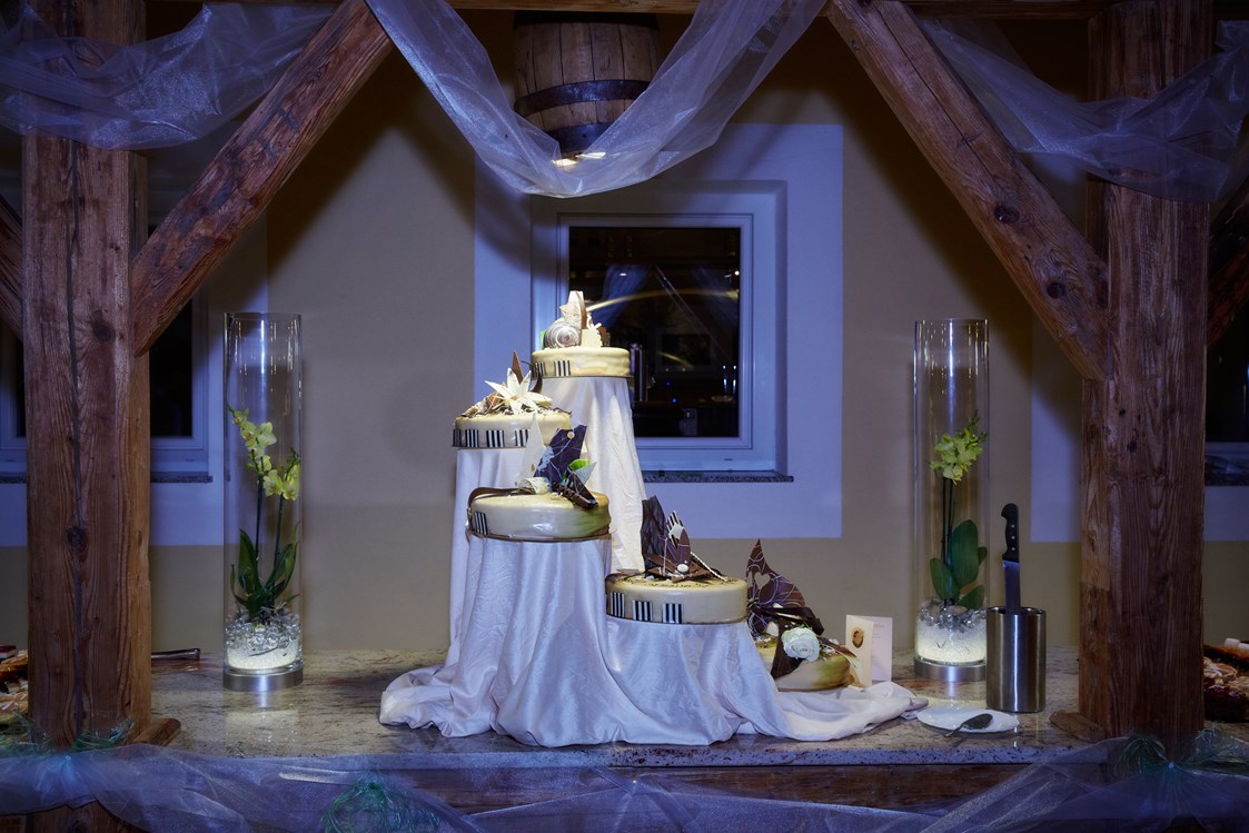Hochzeitslocation: Hochzeitstorte auf der Steinbar - Eventgasthof Feichthub