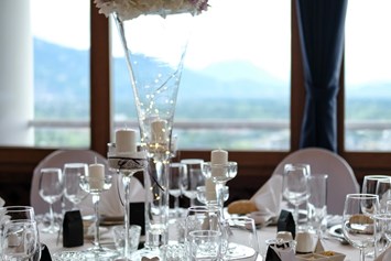 Hochzeitslocation: Ein festlich gedeckte Hochzeitstafel im Burgrestaurant Gebhardsberg. - Burgrestaurant Gebhardsberg
