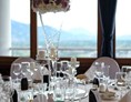 Hochzeitslocation: Ein festlich gedeckte Hochzeitstafel im Burgrestaurant Gebhardsberg. - Burgrestaurant Gebhardsberg