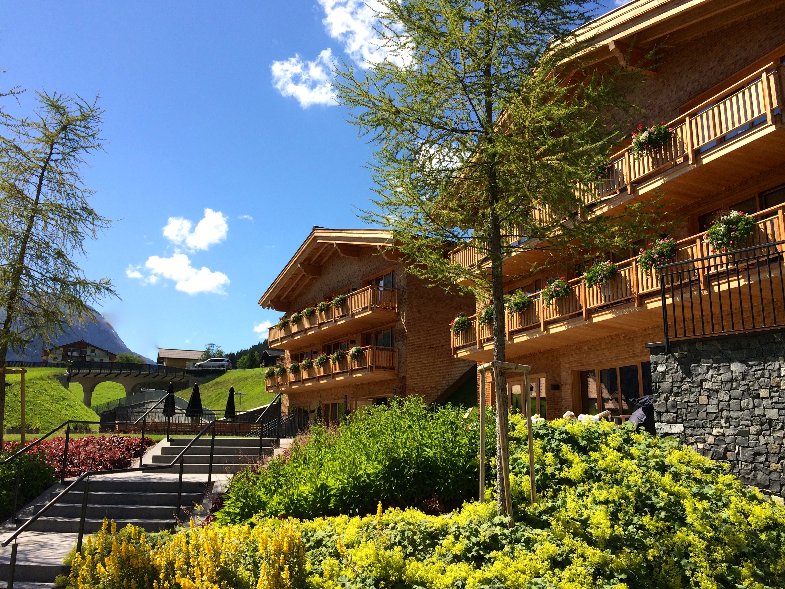 Winterhochzeit - Vorarlberg - Außenansicht Hotel im Sommer - Hotel & Chalet Aurelio