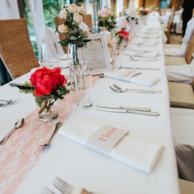 Hochzeitslocation: Die Festtafel wird nach eurem Dekokonzept gestaltet. - Gasthof Perauer