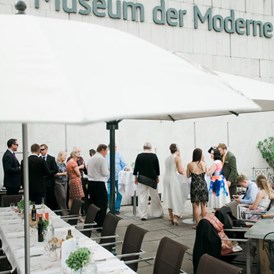 Hochzeitslocation: Feiern Sie Ihre Hochzeit im m32 - Museum der Moderne mit Blick auf die Festung Hohensalzburg. - m32