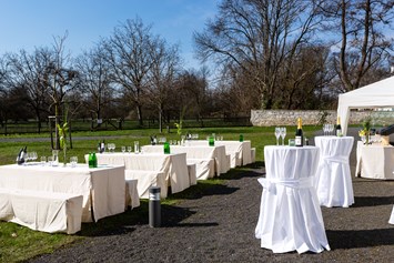 Hochzeitslocation: Bei Schönwetter kann die Tafel auf Schloss Lackenbach auch gerne im Freien stattfinden. - Schloss Lackenbach