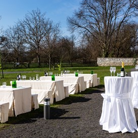 Hochzeitslocation: Bei Schönwetter kann die Tafel auf Schloss Lackenbach auch gerne im Freien stattfinden. - Schloss Lackenbach