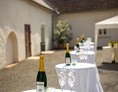 Hochzeitslocation: Der Innenhof eignet sich bestens für einen Sektempfang. - Schloss Lackenbach