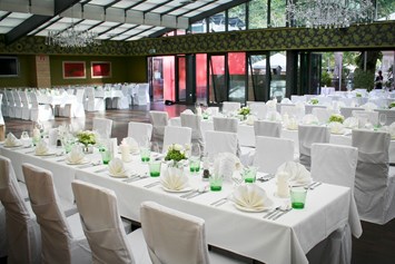 Hochzeitslocation: Tafeln und Tanzfläche im Glaspalast der Luftburg - Kolariks Luftburg, Praterfee, Feenzelt und Himmelreich