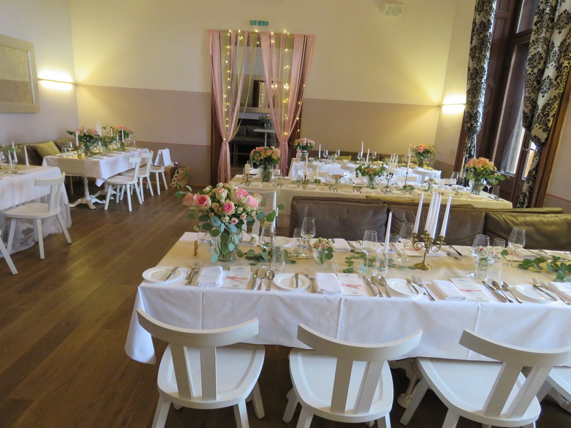 Hochzeitslocation: Gedeckte Hochzeitstafel - Hermes Café Restaurant Labstelle