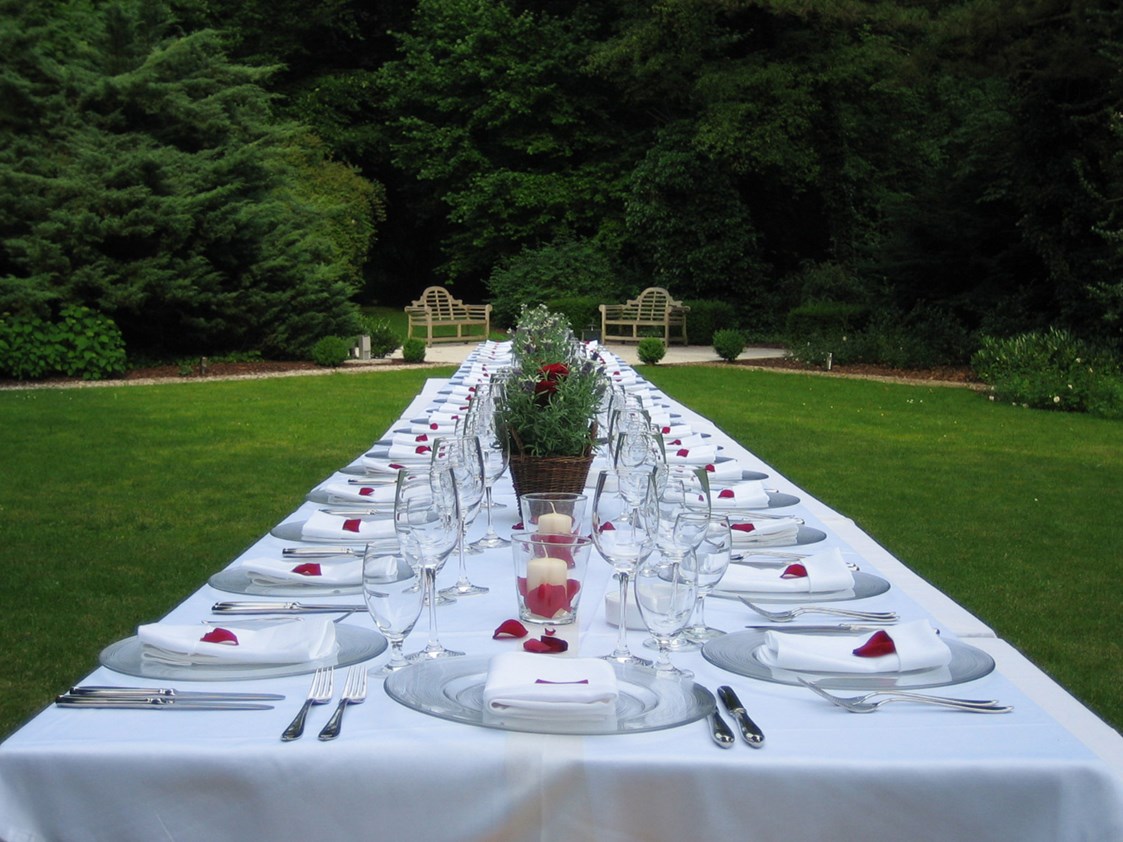 Hochzeitslocation: Englischer Garten - Festtafel - VILLA MUTHESIUS