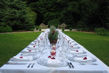 Hochzeitslocation: Englischer Garten - Festtafel - VILLA MUTHESIUS