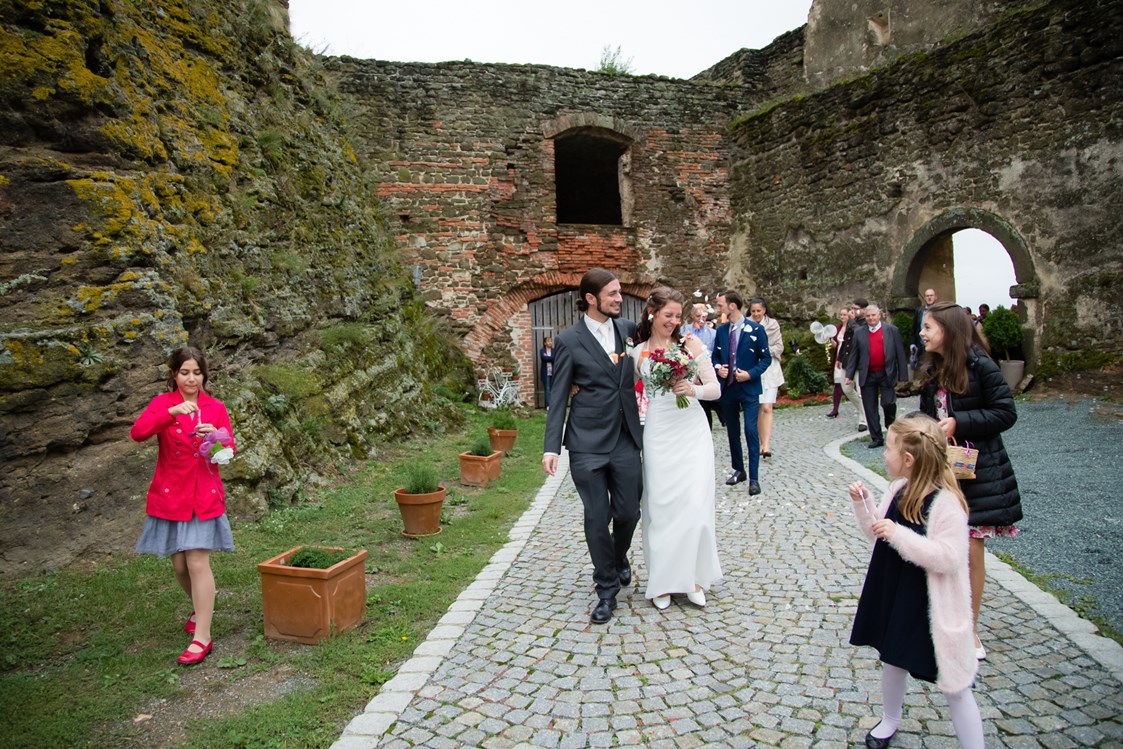 Hochzeitslocation: Romantische Gartenhochzeit auf der Burg Güssing. - Burg Güssing