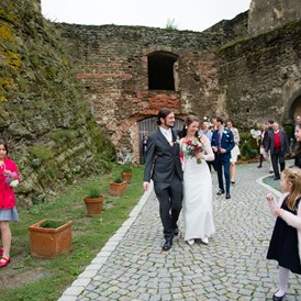 Hochzeitslocation: Romantische Gartenhochzeit auf der Burg Güssing. - Burg Güssing