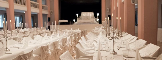 Hochzeitslocation: Unser wunderschöner Hochzeitssaal im Stadtkern Penzbergs. Dieser schöne Saal bietet Platz für bis zu 400 Personen. Buchen Sie noch heute Ihre Traumhochzeit, Verlobungsfeier oder Henna Abend! 015222985950 - Gala Salon