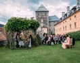 Hochzeitslocation: Die Burg Deutschlandsberg lädt zu einer Hochzeit im Freien. - Burg Deutschlandsberg
