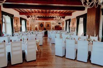 Hochzeitslocation: Der große Rittersaal der Burg Deutschlandsberg mit Hussen. - Burg Deutschlandsberg