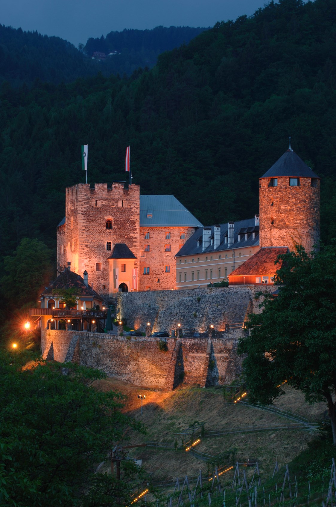 Hochzeitslocation: Die Burg Deutschlandsberg bei Nacht. - Burg Deutschlandsberg