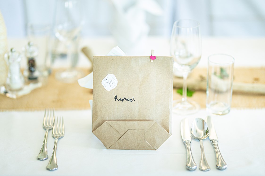 Hochzeitslocation: Die stylisch, modern gedeckte Hochzeitstafel im Restaurant Birkenhof in Gols. - Birkenhof Restaurant & Landhotel ****