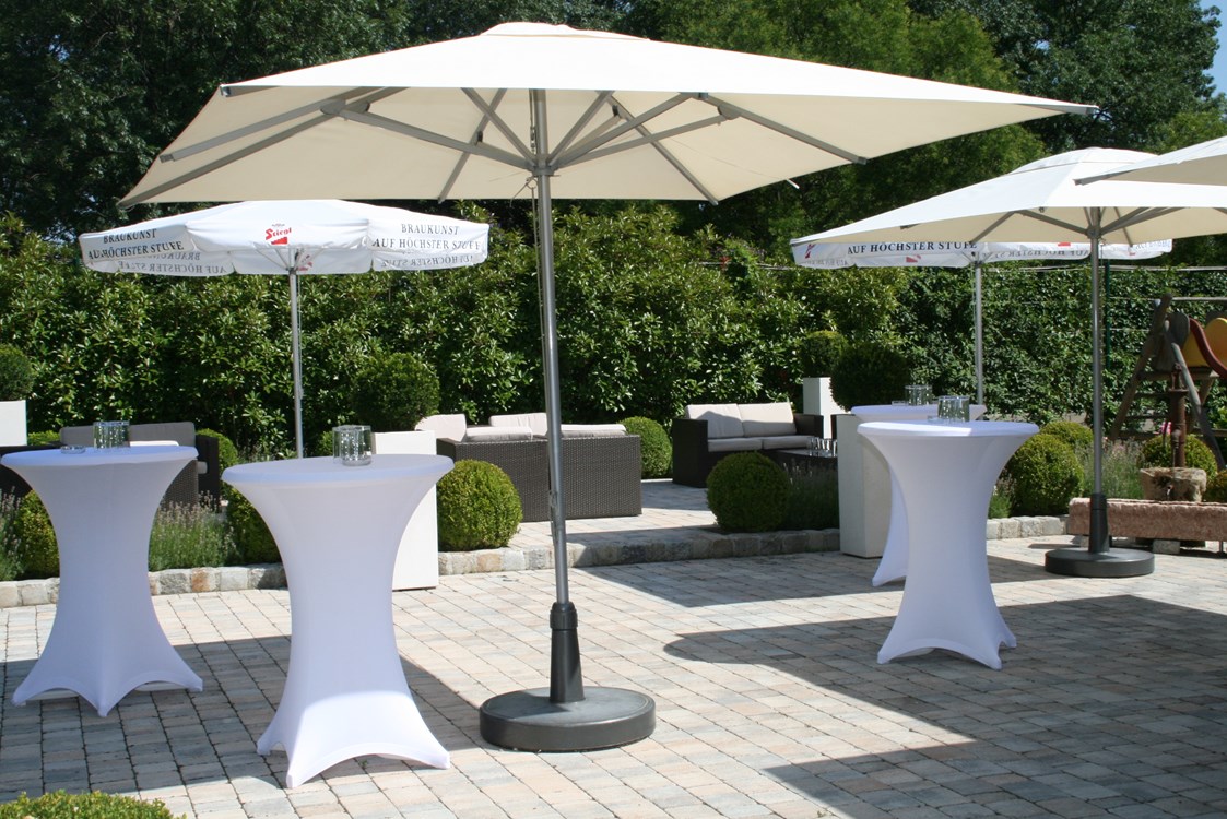 Hochzeitslocation: Ausreichend Schattenspender für Ihren Aperitif im Garten. - Birkenhof Restaurant & Landhotel ****