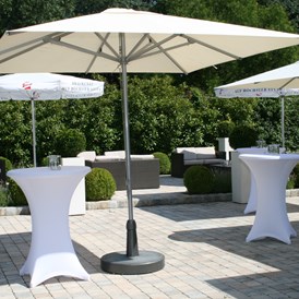 Hochzeitslocation: Ausreichend Schattenspender für Ihren Aperitif im Garten. - Birkenhof Restaurant & Landhotel ****