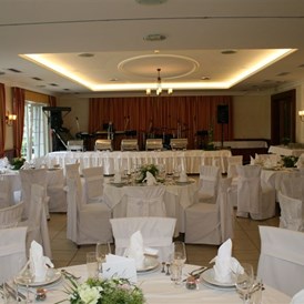 Hochzeitslocation: Der Festsaal des Birkenhof mit runden Tischen. - Birkenhof Restaurant & Landhotel ****
