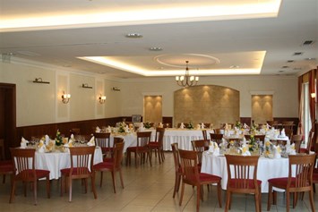 Hochzeitslocation: Der Festsaal des Birkenhof mit runden Tischen. - Birkenhof Restaurant & Landhotel ****