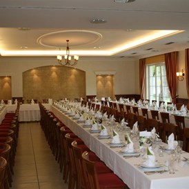 Hochzeitslocation: Der Festsaal des Birkenhof mit Tafelformation. - Birkenhof Restaurant & Landhotel ****