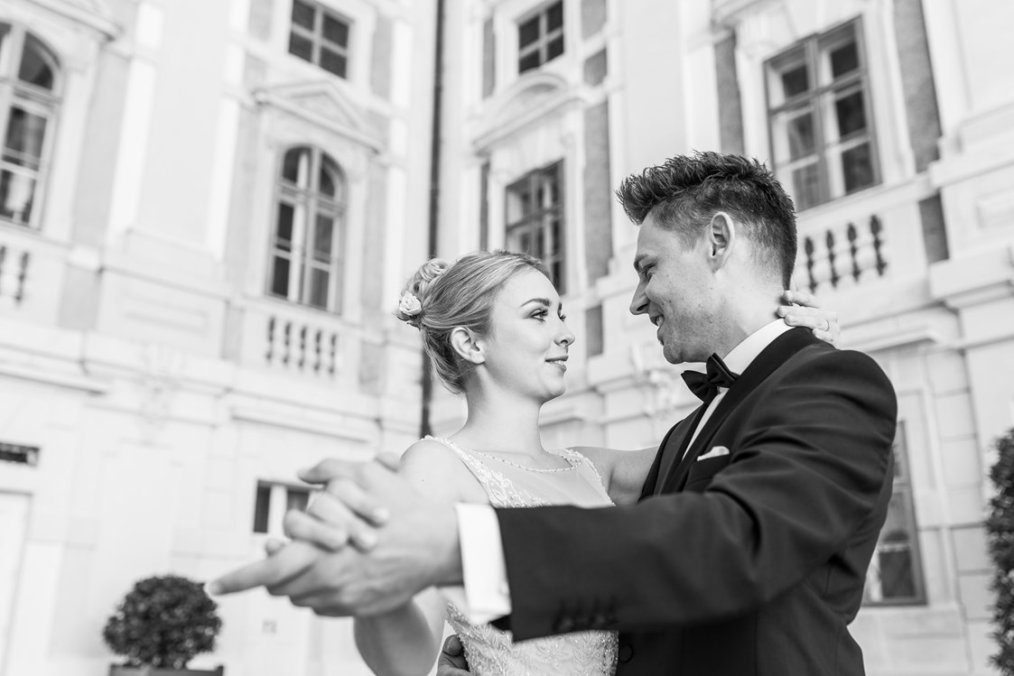 Hochzeitslocation: Ein Brautpaare im Schloss Esterházy im Burgenland. - Schloss Esterházy