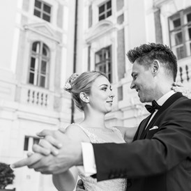 Hochzeitslocation: Ein Brautpaare im Schloss Esterházy im Burgenland. - Schloss Esterházy