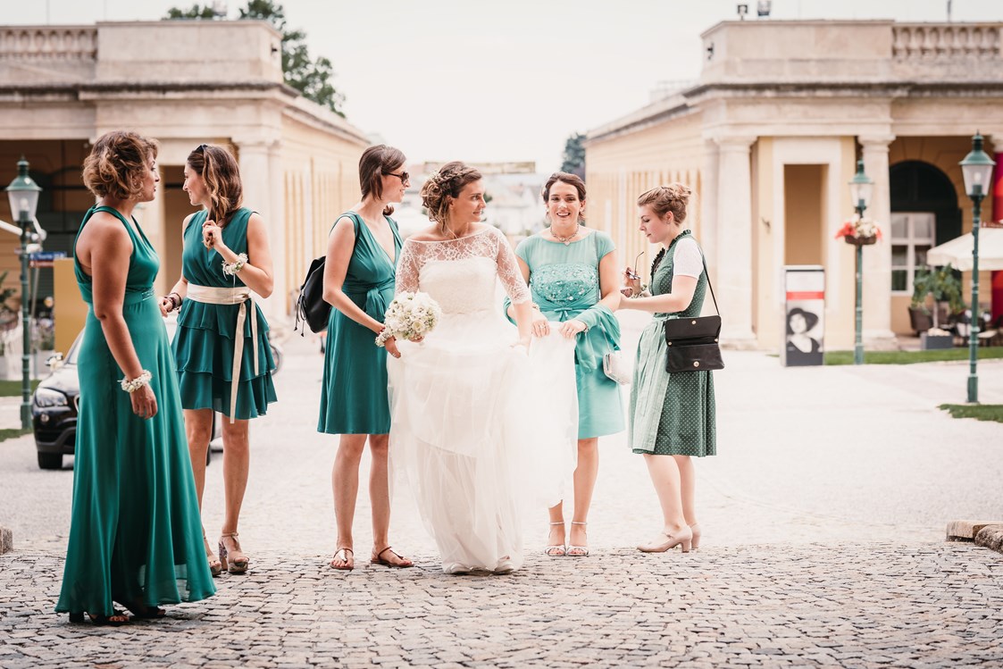 Hochzeitslocation: Die Braut auf dem Weg zur Trauung auf Schloss Esterházy. - Schloss Esterházy