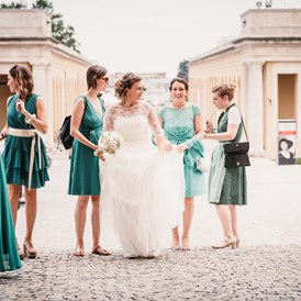 Hochzeitslocation: Die Braut auf dem Weg zur Trauung auf Schloss Esterházy. - Schloss Esterházy