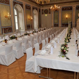 Hochzeitslocation: Auch eine Tafel ist im Empiresaal möglich - Schloss Esterházy