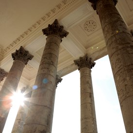 Hochzeitslocation: Imposante Säulen am Portikus - Schloss Esterházy
