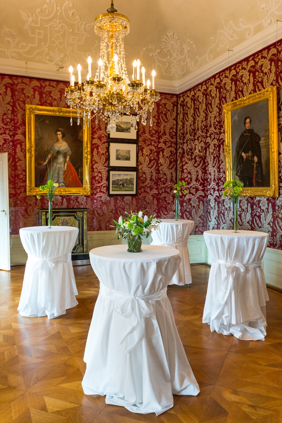 Hochzeitslocation: Stehempfang im roten Salon - Schloss Esterházy