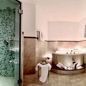 Hochzeitslocation: Suite Badezimmer mit Dampfbad - Wellnesshotel Moselebauer****
