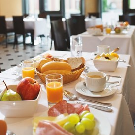 Hochzeitslocation: Das reichhaltige und vielfältige Frühstücksbuffet verwöhnt jeden Gaumen mit regionalen Köstlichkeiten und Schmankerln. - Hotel Sporer**** (der Parktherme)