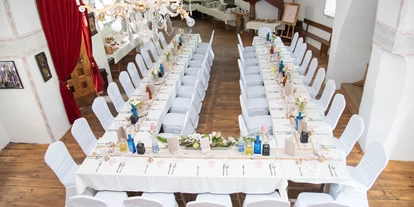 Winterhochzeit - Karlstetten - Blick von oben auf die Hochzeitstafel in der Kapelle - Burg Plankenstein