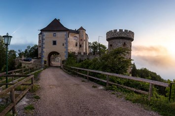 Hochzeitslocation: Burg Plankenstein, Einfahrt & Elfenturm - Burg Plankenstein