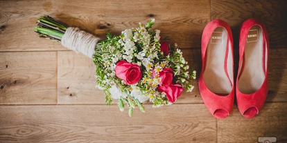 Winterhochzeit - nächstes Hotel - Den Brautstrauß nicht vergessen - Hotel Landhaus Moserhof****