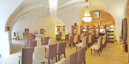 Winterhochzeit - nächstes Hotel - Trauung in der Weinlounge - Hotel Landhaus Moserhof****