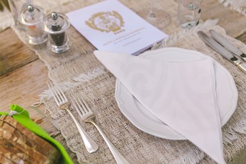 Hochzeitslocation: Tischdekoration im Landhausstil - Hotel Landhaus Moserhof****