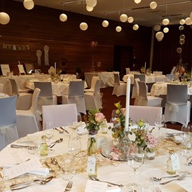 Hochzeitslocation: Festsaal feierlich dekoriert - Falkensteiner Hotel & Asia SPA Leoben