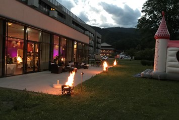 Hochzeitslocation: Abendstimmung auf der Terrasse des Asis SPA Leoben. - Falkensteiner Hotel & Asia SPA Leoben