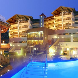Hochzeitslocation: Außenansicht Hotel im Winter - Alpine Palace***** New Balance Luxus Resort