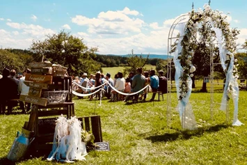 Hochzeitslocation: Unsere Trauungswiese https://mirli.at/mirli-feiert/ - Mirli